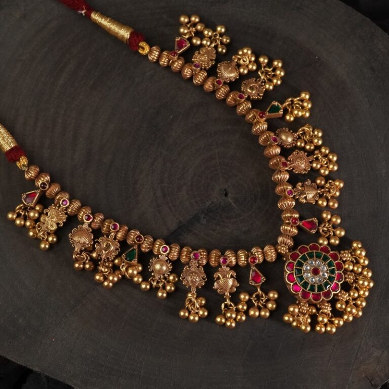 Silver kolhapuri saaj with red kundan pendant